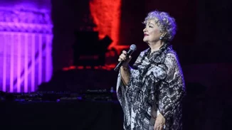 Η Τάνια Τσανακλίδου αφηγείται μουσικά τη ζωή της