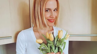 Νάντια Μπουλέ | Μας δείχνει τη φουσκωμένη της κοιλίτσα ποζάροντας με εφαρμοστό φόρεμα