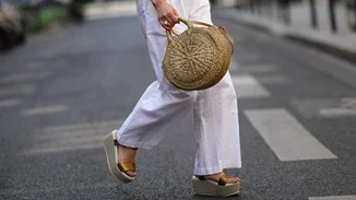 Τα τρία ζευγάρια πλατφόρμες που πρέπει να έχουμε όλες στη ντουλάπα μας