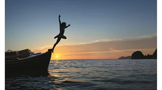 Louis Vuitton | Η νέα διεθνής καμπάνια του οίκου φωτογραφήθηκε σε ελληνικό νησί