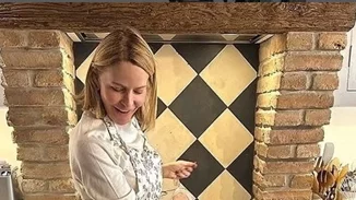 H Τζένη Μπαλατσινού στην κουζίνα του σπιτιού της φτιάχνει γαλλικές συνταγές