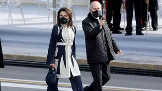 Γιάννα Αγγελοπούλου | Η εμφάνιση με παραδοσιακό πανωφόρι στην παρέλαση