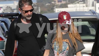 H Δέσποινα Βανδή & ο Βασίλης Μπισμπίκης στις επίμαχες φωτογραφίες στο αεροδρόμιο μετά το ταξίδι στην Ιταλία