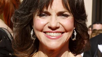 H μητέρα της Ρόμπερτς στις "Ανθισμένες Μανόλιες" σε μία εμφάνιση που κάνει το γύρο του πλανήτη