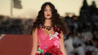 Η Deva Cassel βαδίζει στα χνάρια της Monica Bellucci