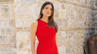 Η Σταματίνα Τσιμτσιλή με τη mini φούστα από την H&M που κολακεύει τις skinny σιλουέτες