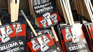 Συγκέντρωση σεναριογράφων στις Βρυξέλλες σε ένδειξη αλληλεγγύης στους απεργούς συναδέλφους τους στην Αμερική