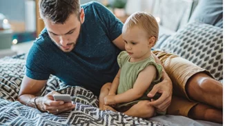 "Το κινητό σου είναι πιο σημαντικό από μένα;"-Ένα βίντεο που θα σε πείσει να περνάς ουσιαστικό χρόνο με τα παιδιά σου