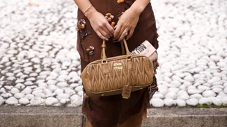 Οι καφέ τσάντες που συναγωνίζονται σε κομψότητα τις κλασικές μαύρες