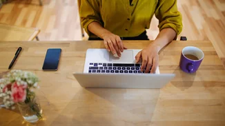 "Δουλειά από το σπίτι" | 6 τεμπέλικοι τρόποι για να κάψεις επιπλέον θερμίδες χωρίς να πας στο γυμναστήριο