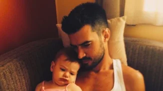 Το γλυκό βίντεο του Γιάννη Τσιμιτσέλη με παιδικές φωτογραφίες της κόρης του, για τα γενέθλιά της