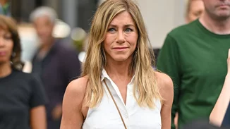Ερωτευμένη η Jennifer Aniston | Μόλις επισημοποίησε τη σχέση της με τον Jim Curtis