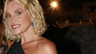 Ελεωνόρα Ζουγανέλη | Tόλμησε το βαθύ σκίσιμο σε μαύρο φόρεμα - Η εμφάνιση στην Επίδαυρο