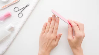 Ευαίσθητα νύχια χεριών; Όλα όσα πρέπει να ξέρεις για να μη σπάνε