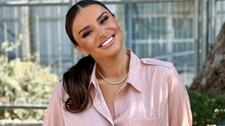 Ελένη Τσολάκη | Με mini μωβ φoύστα και πλατύ χαμόγελο στην πρεμιέρα του "Πρωινού Σαββατοκύριακου"