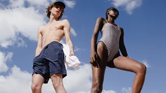 Τα ωραιότερα μαγιό και πετσέτες για να είστε το πιο stylish ζευγάρι στην παραλία