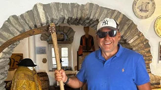 Ο Γιώργος Λιάγκας στην Τήνο για το Πάσχα | Η απίστευτη θέα του σπιτιού του