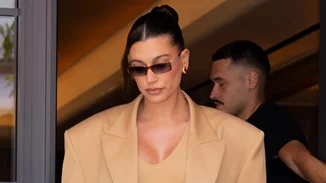 Midnight blue | Η Hailey Bieber επέλεξε το πιο αριστοκρατικό χρώμα για το μανικιούρ της