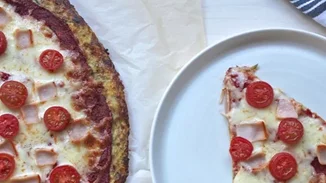 Πίτσα με βάση το κολοκυθάκι για ένα light και θρεπτικό αποτέλεσμα