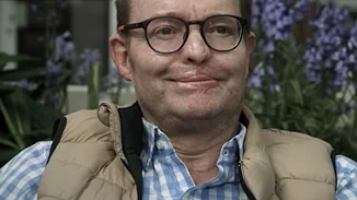 Βρετανία | Ο "βιονικός Υπουργός" επέστρεψε στα καθήκοντα του, μετά την περιπέτεια υγείας που του κόστισε τα χέρια και τα πόδια του