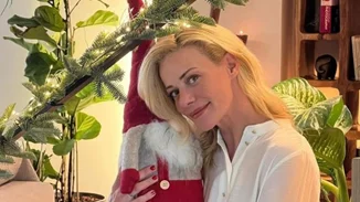 Ζέτα Μακρυπούλια | Φωτογραφίζεται με γιορτινό look στο σπίτι της  - Σπάνιες εικόνες από τον προσωπικό χώρο της