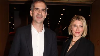 Σία Κοσιώνη | Chic εμφάνιση με γκρι κοστούμι - Το σταυρωτό σακάκι της