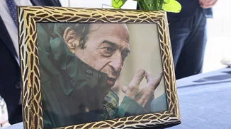 Σύσσωμος ο καλλιτεχνικός κόσμος στην κηδεία Μανουσάκη | Ποιοι έδωσαν το "παρών" στο τελευταίο αντίο