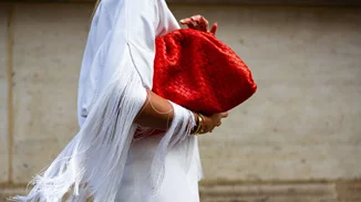 Τσάντα σε έντονο χρώμα | Αξίζει να επενδύσεις;