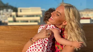 Η Ιωάννα Μαλέσκου απολαμβάνει το cocktail της στην παραλία μαζί με την κόρη της | "Με το αυτοκολλητάκι μου"