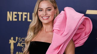 Jelly nails | Η Margot Robbie με το ανοιξιάτικο μανικιούρ που ταιριάζει απόλυτα στα κοντά νύχια