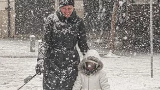 Χριστίνα Κοντοβά | Βόλτα με τη μικρή Ada στη χιονισμένη Αθήνα