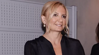 Μαρέβα Μητσοτάκη | Με tiered μάξι φούστα και σακάκι στα Ποσειδώνια 2024