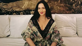 Η εμφάνιση της Genevieve Majari με laser-cut σύνολο είναι το σημάδι για να επενδύσεις σε ένα αντίστοιχο fashionable κομμάτι