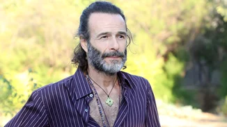 Θανάσης Ευθυμιάδης | Χορεύει ημίγυμνος στα χιόνια (βίντεο)