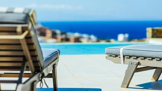 Ρόδος | "Δεν θα βγάλουμε τις πλωτές ξαπλώστρες", λέει χαρακτηριστικά το beach bar με τον "πλωτό" σερβιτόρο