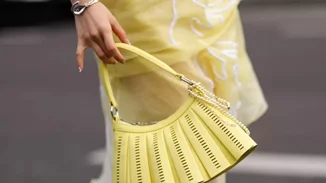 Τέλος τα παστέλ | Αυτό είναι το χρώμα νυχιών που επιλέγουν όλες οι fashionistas φέτος την άνοιξη