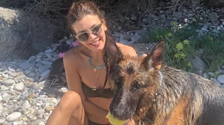 Κατερίνα Λέχου | Σε μια διαφορετική λήψη με μαγιό