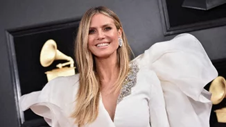 H Heidi Klum κόβει μόνη της αφέλειες και το αποτέλεσμα είναι...