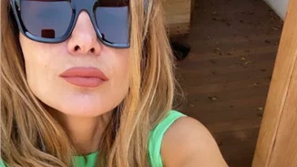 Δέσποινα Βανδή | Ποζάρει με κόκκινο μπικίνι και εντυπωσιάζει με τους κοιλιακούς της