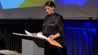 Πασίγνωστη δημοσιογράφος και νέα μαμά παντρεύτηκε τον σύντροφό της