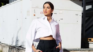 Σταματίνα Τσιμτσιλή | Το look της με mini leather φούστα από τη Mango είναι ιδανικό για μία casual date night