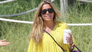 5 κομψά καφτάνια από την Η&Μ για stylish εμφανίσεις στην παραλία