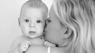 Είμαστε κι εμείς, που δεν έχουμε κανέναν να κρατήσει τα παιδιά μας