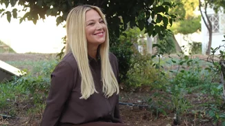 Η Νάνσυ Ζαμπέτογλου με λευκό δαντελένιο capri παντελόνι | Πώς θα το φορέσεις