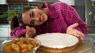 Η Λία Μακροστέργιου μας φτιάχνει την πιο εύκολη τάρτα μήλου με κρέμα - η γρήγορη, απίστευτα γευστική συνταγή της