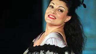 Τάνια Τρύπη: Η σαράντα ετών καριέρα, ο γάμος με τον μάνατζερ των Beatles, ο βιγκανισμός, τα τατουάζ και η μητρότητα