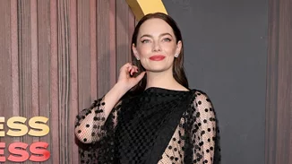 Με πιο κοντά μαλλιά από ποτέ η Emma Stone | Η εμφάνισή της στο red carpet των Golden Globes 2025
