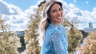 Η Αθηνά Οικονομάκου κόντρα στο Christmas mood, ποζάρει με μαγιό