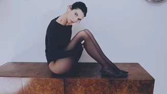 Calzedonia | H Kendall Jenner επαναπροσδιορίζει το μαύρο διάφανο καλσόν με τολμηρό τρόπο