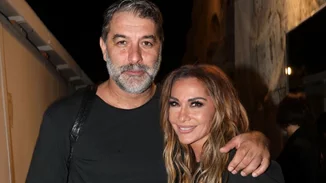 Η Δέσποινα Βανδή με λεοπάρ πουκάμισο δίπλα στον Βασίλη Μπισμπίκη